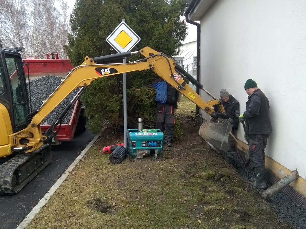 Zhotovení drenáže u základů budov